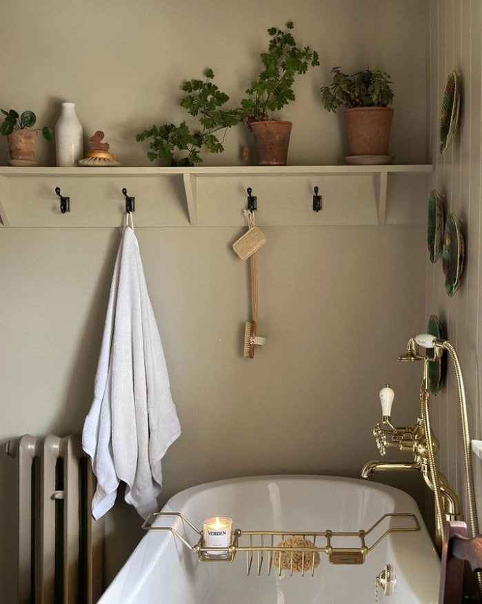 stephgowla_white_towel_-_bathroom.jpg